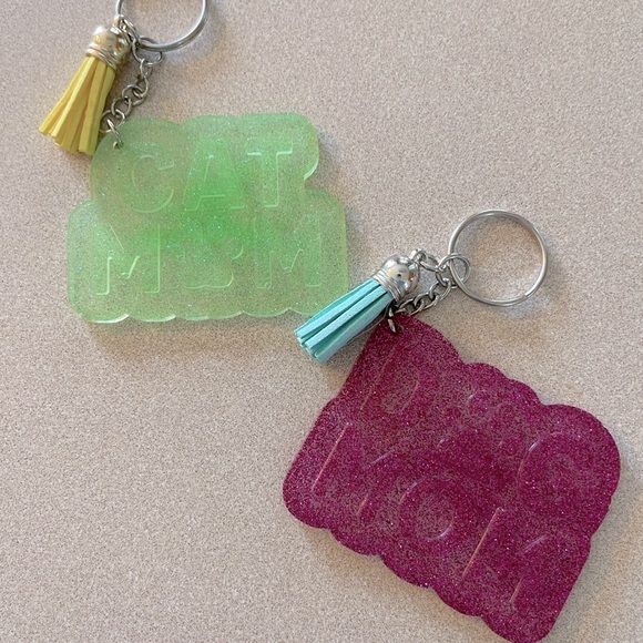 🎉🎉2x HP🎉🎉 Handmade Dog Mom OR Cat Mom Keychain - Picture 1 of 6